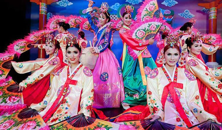 جاهای دیدنی پوکت - کاباره سایمون – یک نمایش کاباره‌ای با لباس زنانه